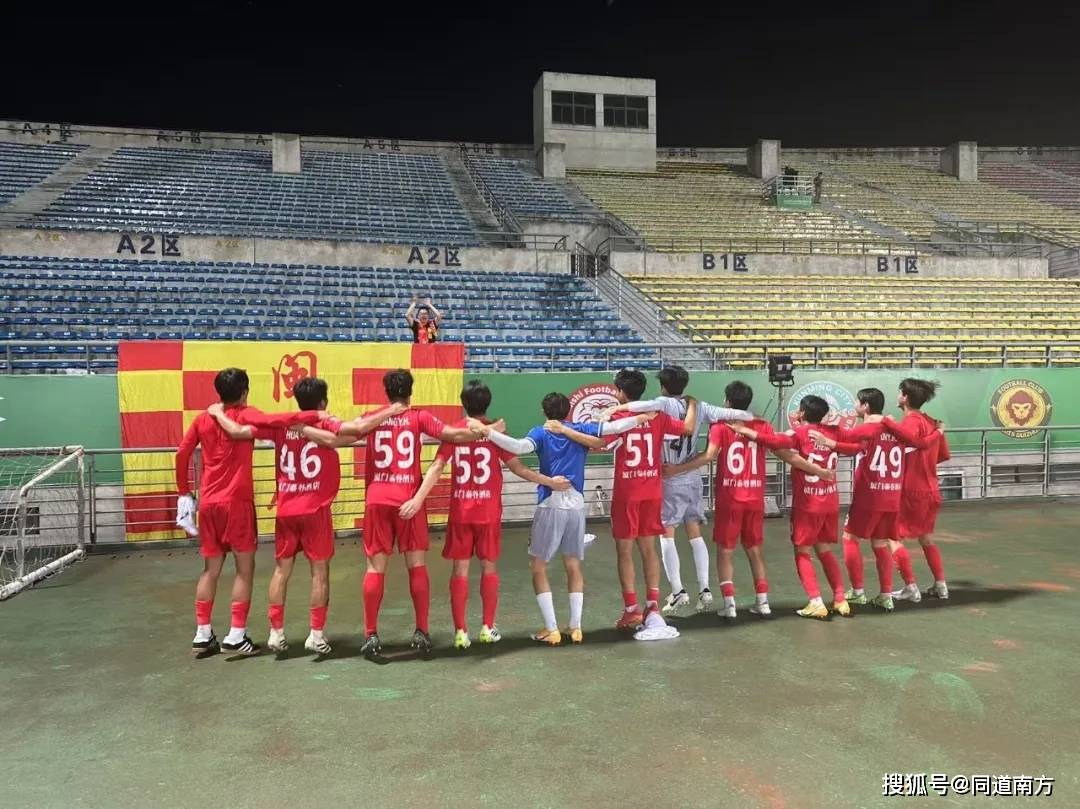 半岛.体育-费德勒回归首秀大放异彩，羽毛球队主场球迷高呼名字