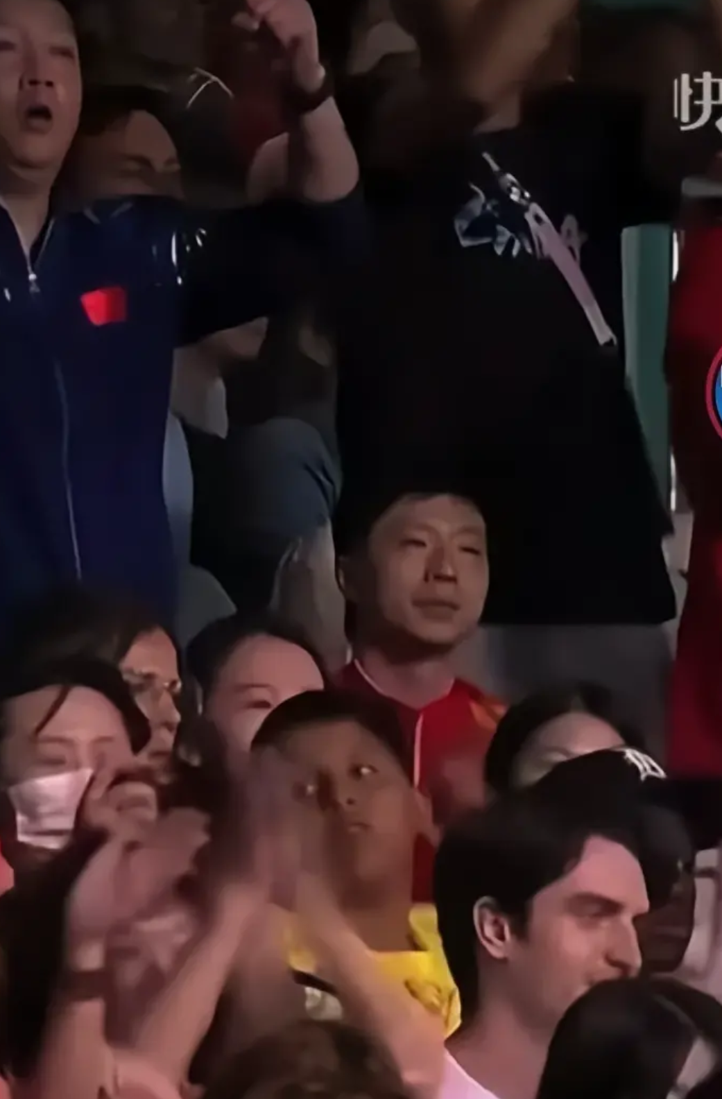半岛.体育-海港在比赛中受伤退赛，马龙主帅表示担忧！